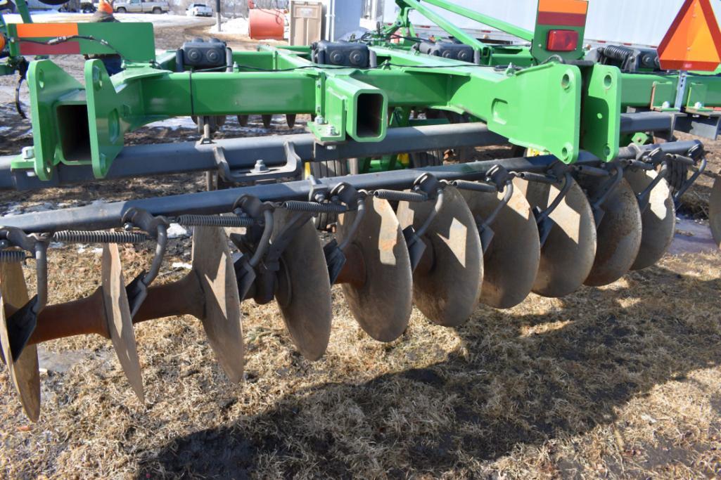 John Deere 2720 Ripper 7 Shank, 17'6" 30" Spacing, Single Disc Front & Rear, 23" Disk Blades,