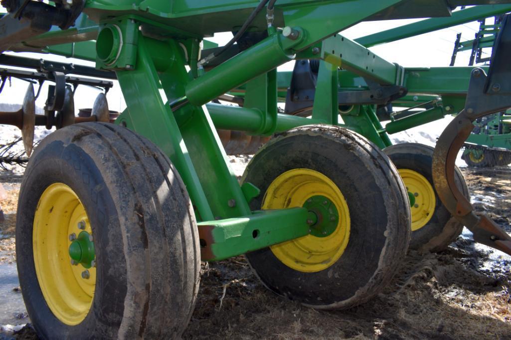 John Deere 2720 Ripper 7 Shank, 17'6" 30" Spacing, Single Disc Front & Rear, 23" Disk Blades,