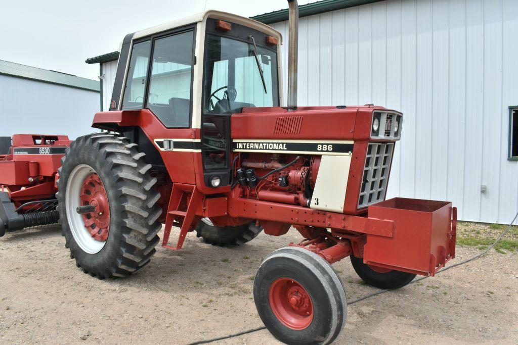 1977 International 886 2WD Tractor, 6973 Hours, 18.4x38, 540/1000PTO, 3pt, 2 Hydraulic,