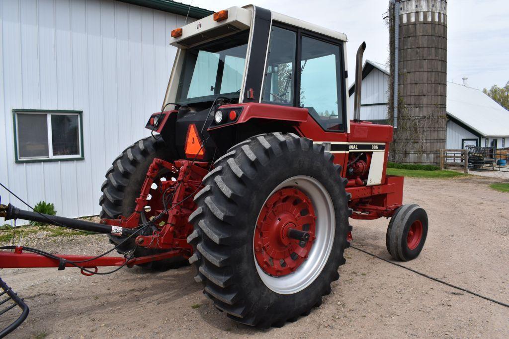 1977 International 886 2WD Tractor, 6973 Hours, 18.4x38, 540/1000PTO, 3pt, 2 Hydraulic,