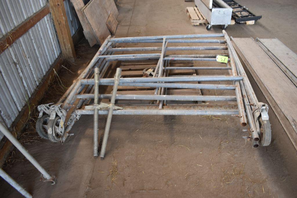 Scafolding uprights & supports, 5 uprights, 3 wheels