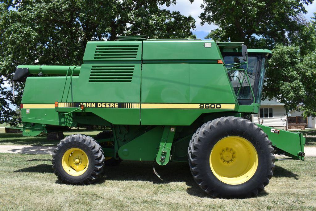 1995 John Deere 9600 Combine, 20.8x38 Duals 70%, 2629 Sep/3903 Eng Hours, Long Auger, Bin Topper,