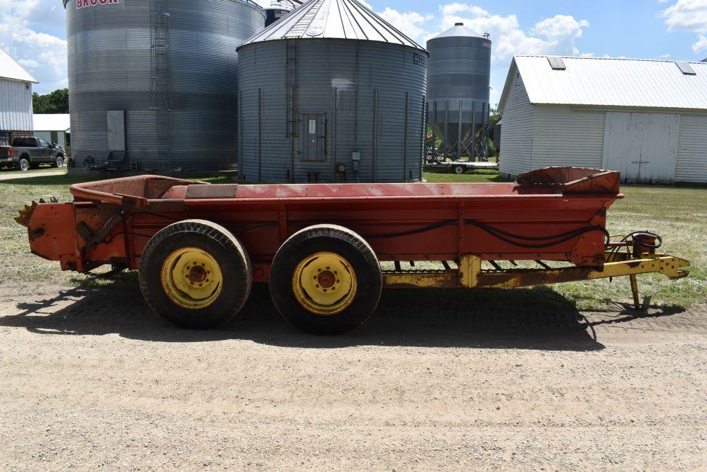 New Holland 679 Tandem Axle Manure Spreader, Poly Floor, Single Beater, 540PTO