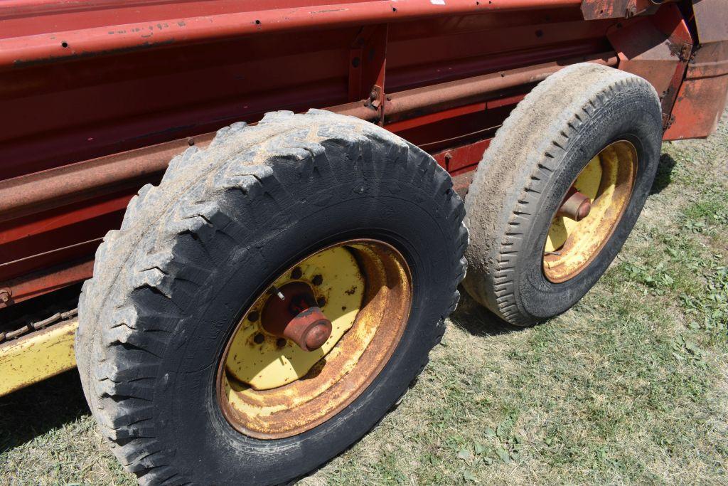 New Holland 679 Tandem Axle Manure Spreader, Poly Floor, Single Beater, 540PTO