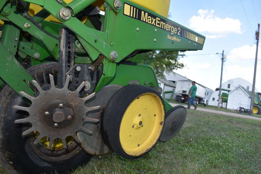 John Deere 7200 Planter Max Emerge 2, Vacuum, 12 Row 30" Front Fold, Yetter Row Cleaners, Corn &