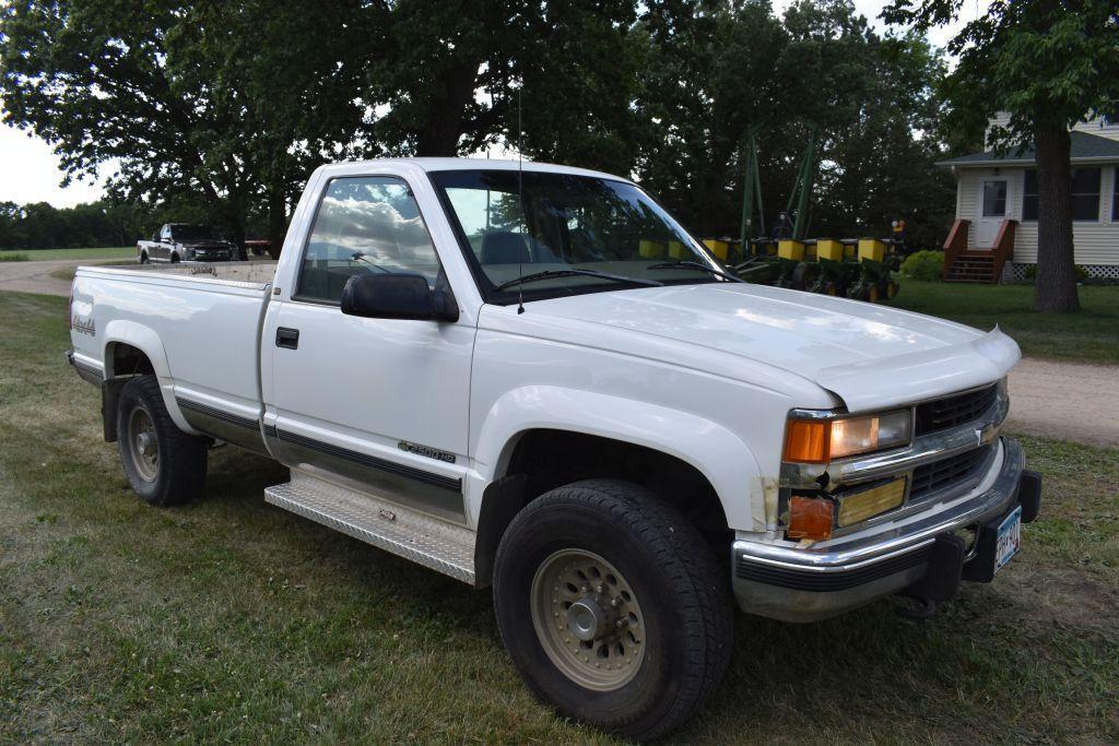 1998 Chev 2500 HD Pickup 4 x 4 Regular Cab, 5.7 Liter, Auto, 125,001 Miles, Gooseneck Ball, Prior