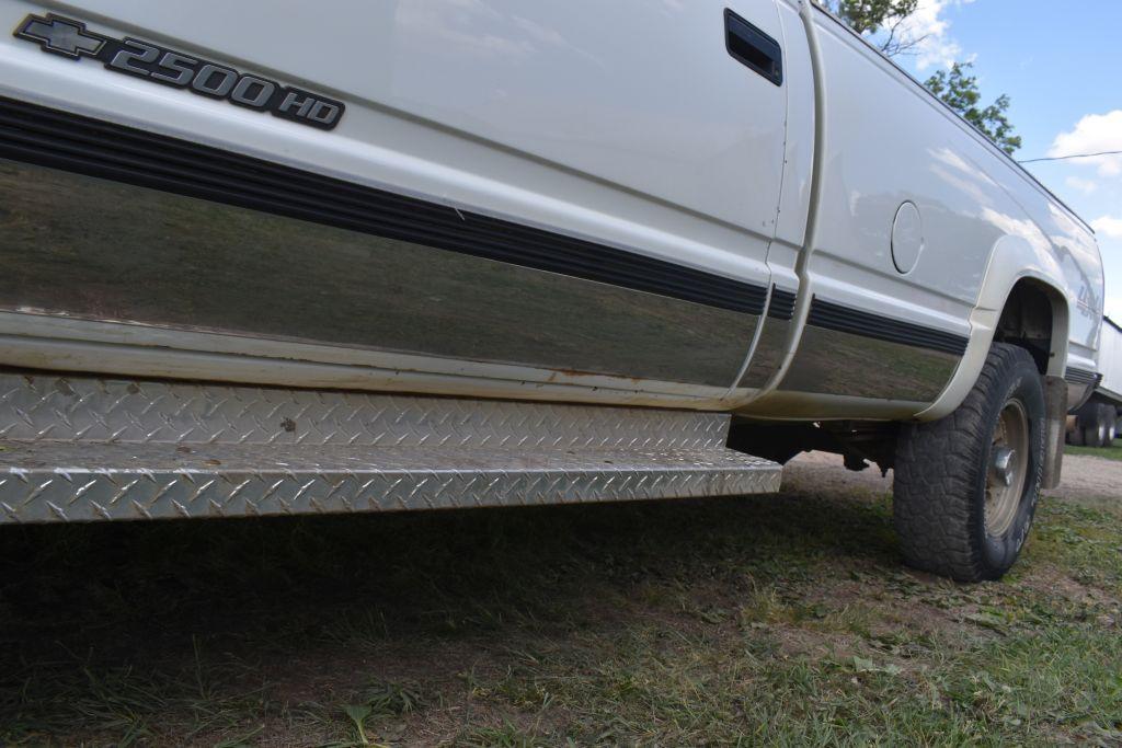 1998 Chev 2500 HD Pickup 4 x 4 Regular Cab, 5.7 Liter, Auto, 125,001 Miles, Gooseneck Ball, Prior