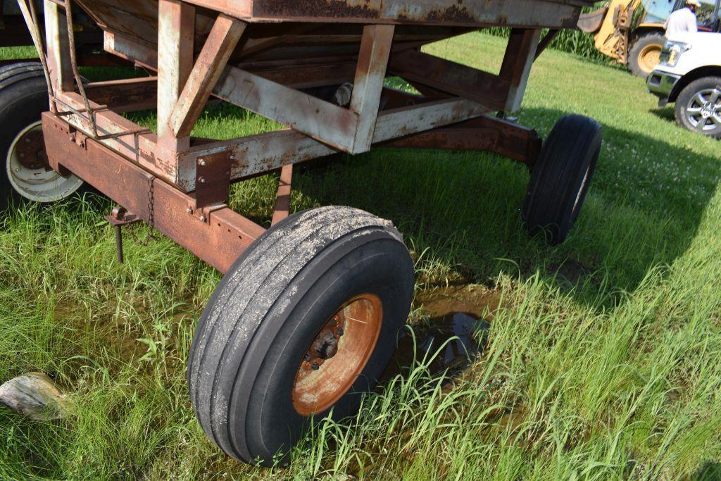 M&W Gravity flow wagon with 10 ton running gear, approx. 250 bushel