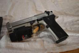 Beretta U.S.A. Corp. Mod. 92FS Vertec-Cal. 9mm Parabellum Pistol, Streamlight Flashlight,