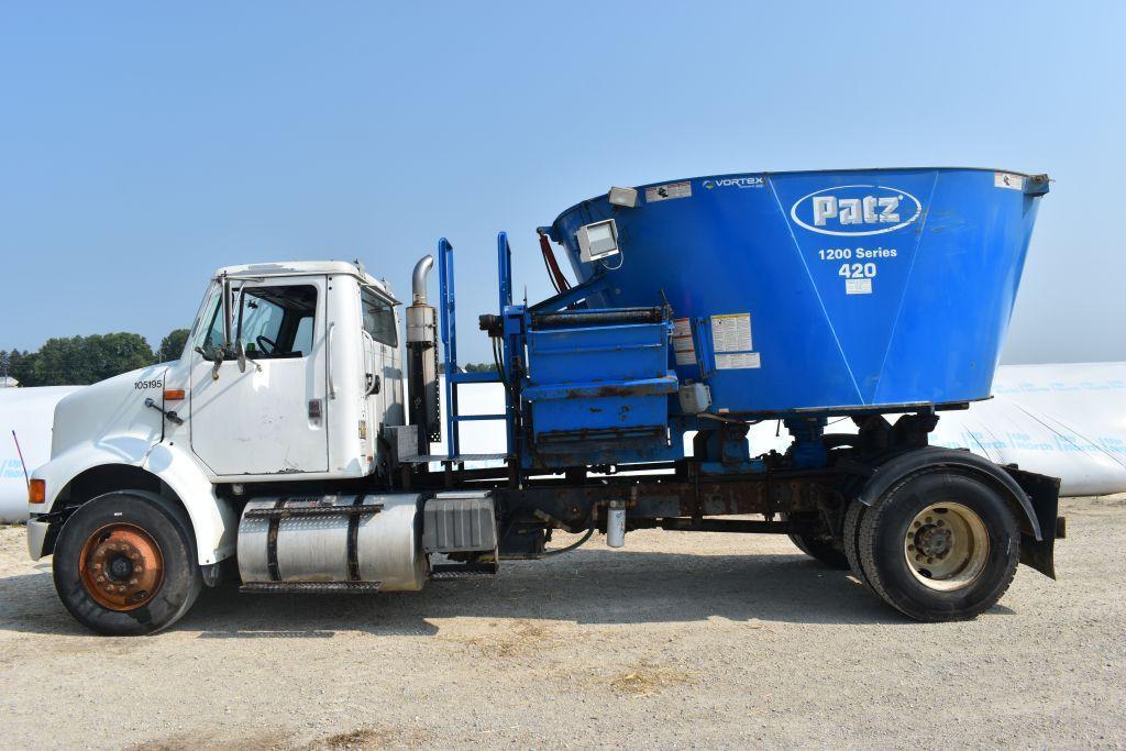 2002 IHC 4900 Series Single Axle Truck, Patz 1200 Series 420 TMR, LH Incline Discharge,