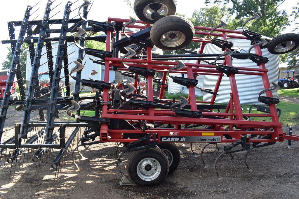 Case IH/DMI Tiger Mate II Field Cultivator, 26.5', 7" Sweeps, 4 Bar Coil Tine Harrow, Gauge Wheels,