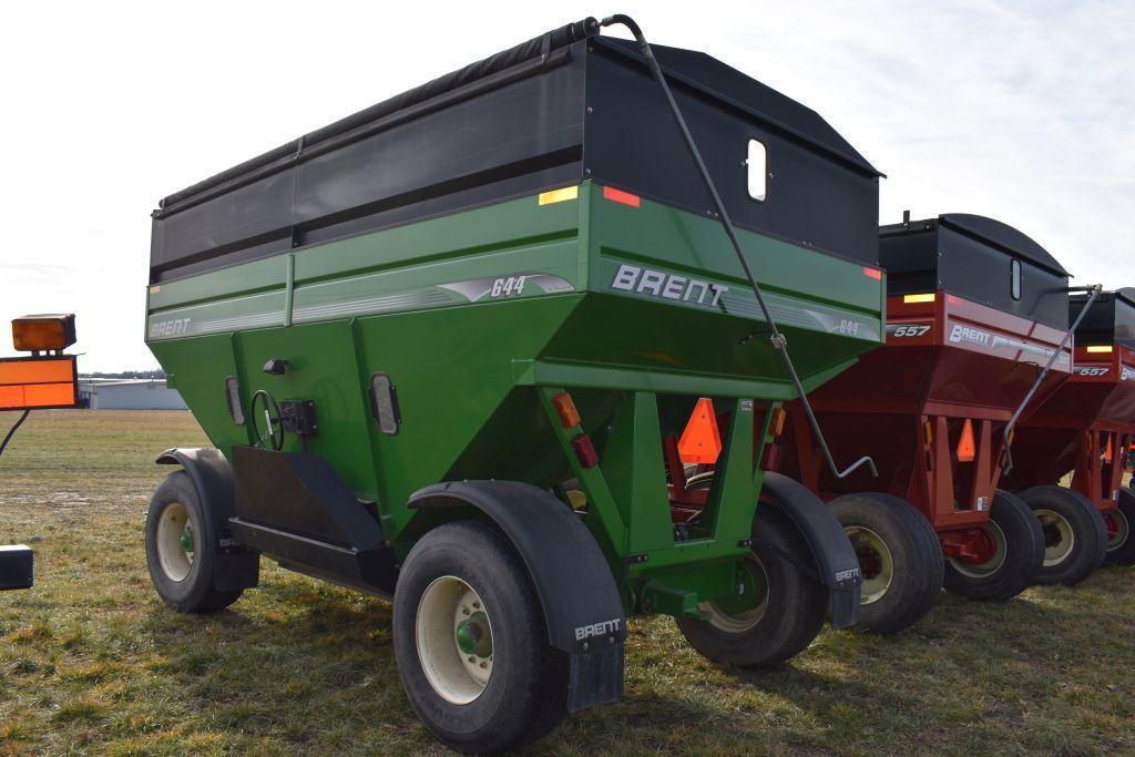 Brent Model 644 Gravity Wagon, Front & Rear