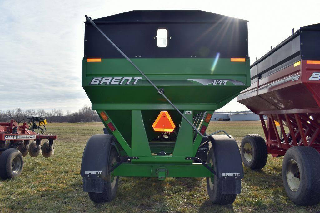 Brent Model 644 Gravity Wagon, Front & Rear