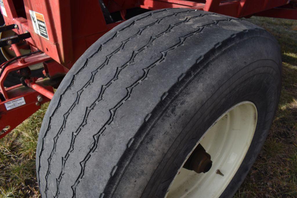 Brent GT 557 Gravity Wagon, 425/65Rx22.5 Tires