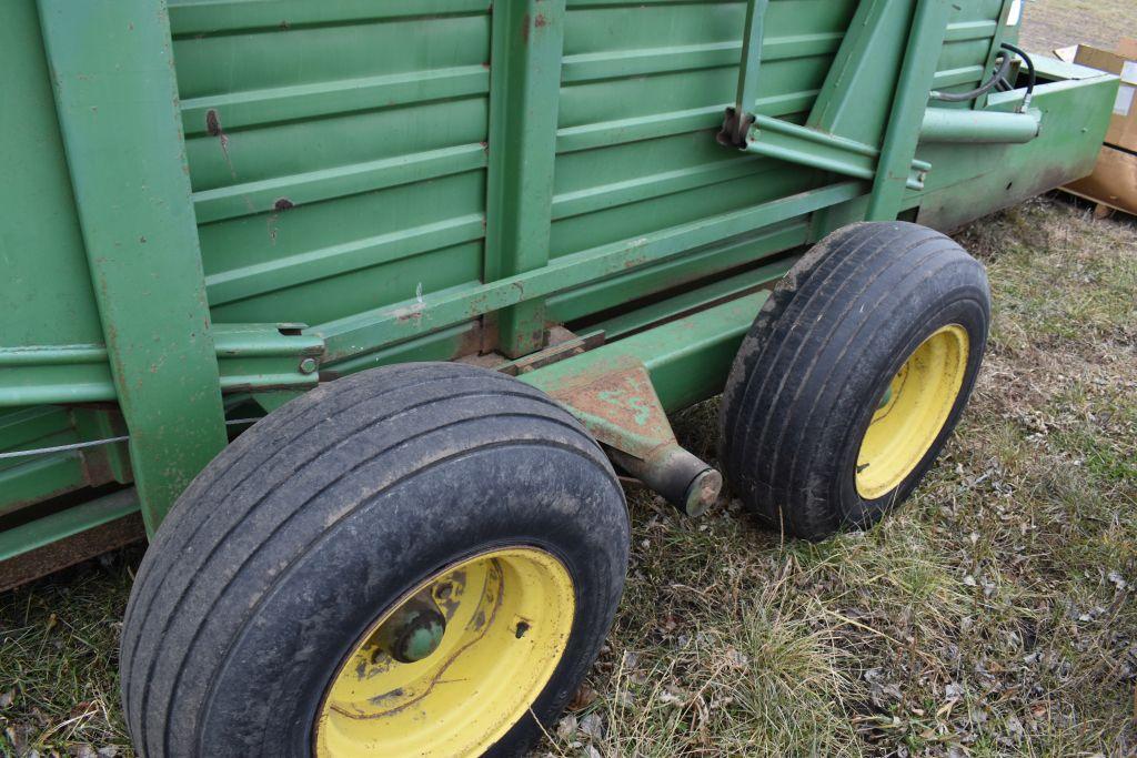 John Deere Model 200 Stacker, Tandem Axle, 1000