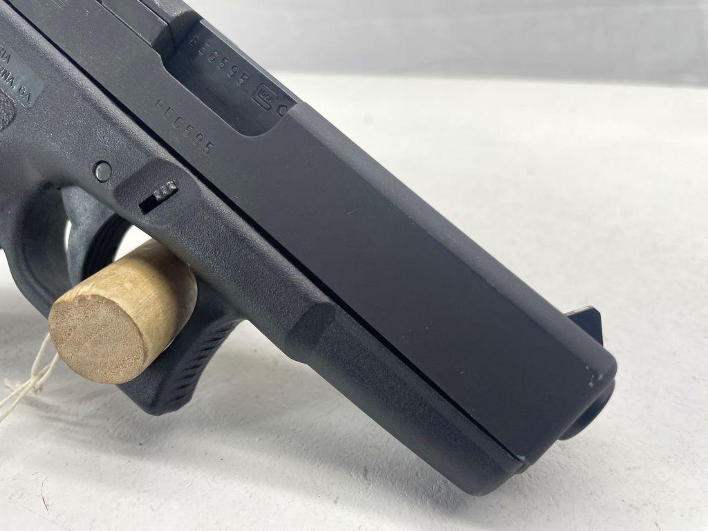 Glock 19 Pistol, 9x19MM, (2) 10 Round Magazines, SN: BEG595, with soft case
