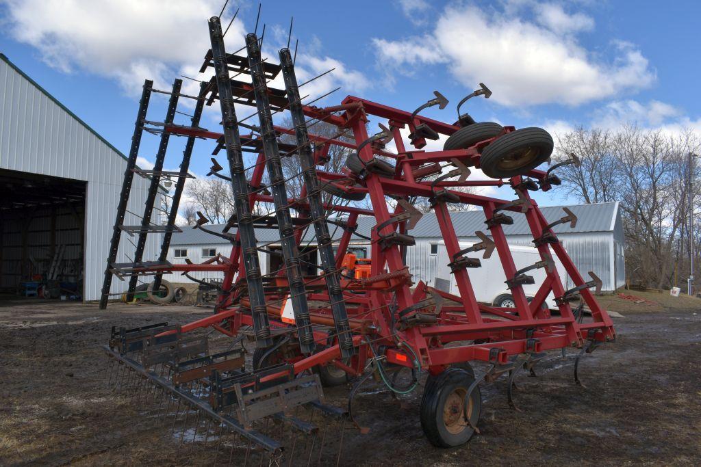 Case IH 4800 Field Cultivator, 28.5', Good Sweeps, 3 Bar Harrow