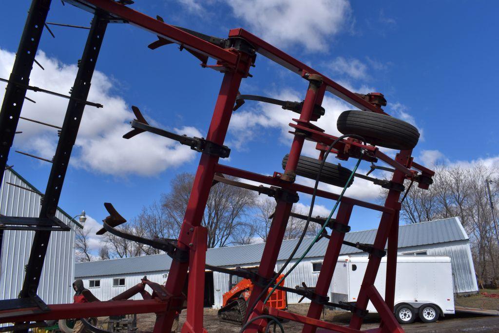 Case IH 4800 Field Cultivator, 28.5', Good Sweeps, 3 Bar Harrow