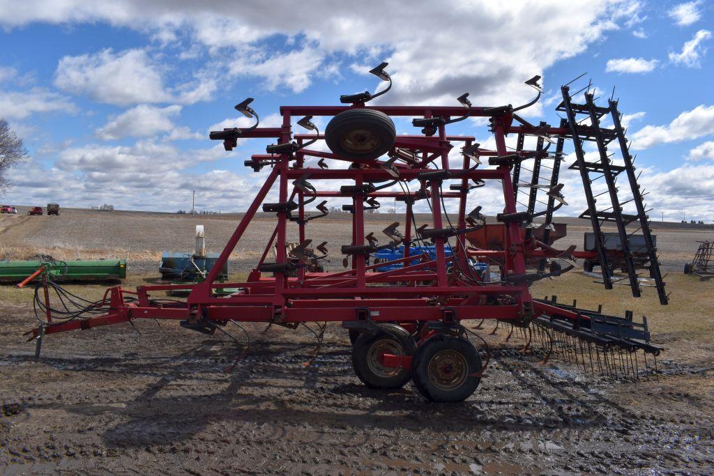 Case IH 4800 Field Cultivator, 28.5', Good Sweeps, 3 Bar Harrow