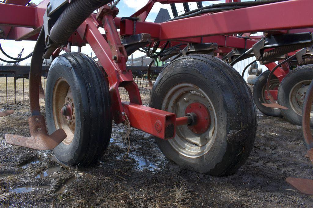 Case IH 4800 Field Cultivator, 28.5', Good Sweeps, 3 Bar Harrow