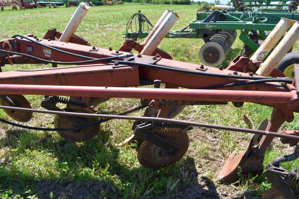 IH 720 Plow, 5 x 18"s, Auto Reset, 3pt., Coulters