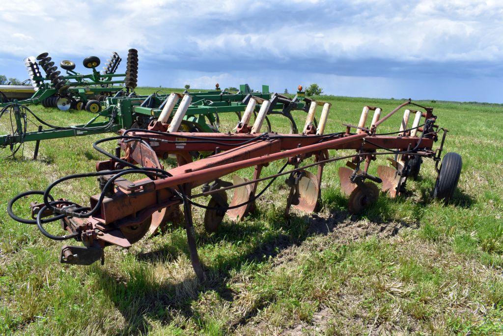 IH 720 Plow, 5 x 18"s, Auto Reset, 3pt., Coulters