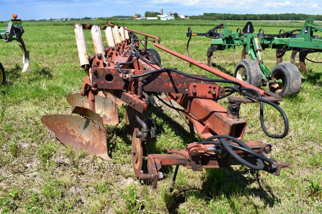 IH 720 Plow, 5 x 18"s, Auto Reset, 3pt., Coulters