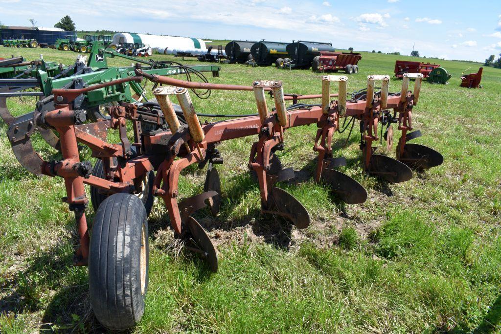 IH 720 Plow, 5 x 18"s, Auto Reset, 3pt., Coulters