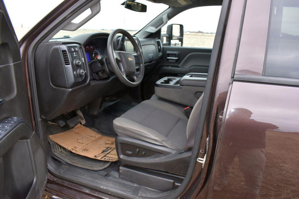 2016 Chevy 3500HD Pickup, Dually, 4x4, Crew Cab, 30,700 Actual Miles, V8, Auto, Hillsboro 9'