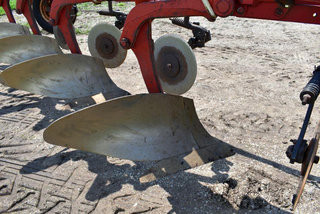 International 720 Plow, 5 x 20's, Coulters, In-Furrow