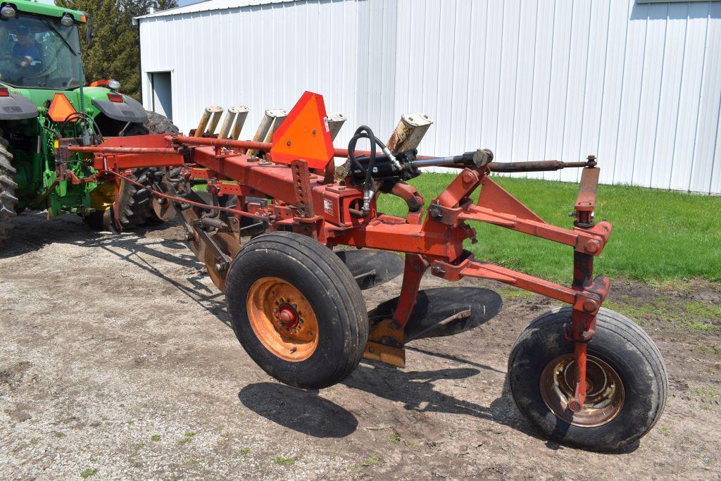 International 720 Plow, 5 x 20's, Coulters, In-Furrow