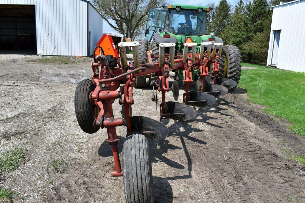 International 720 Plow, 5 x 20's, Coulters, In-Furrow