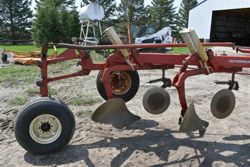 International 720 Plow, 5 x 20's, Coulters, In-Furrow