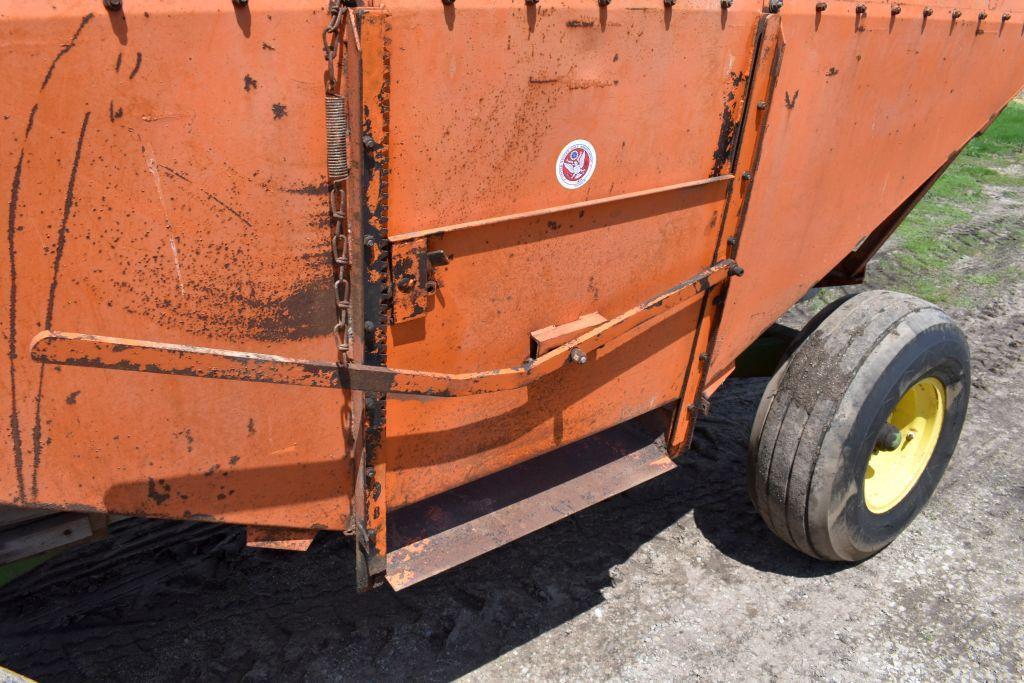 MN 250 Gravity Flow Wagon, John Deere 1065 Running Gear