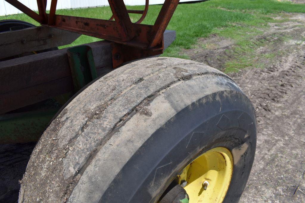 MN 250 Gravity Flow Wagon, John Deere 1065 Running Gear