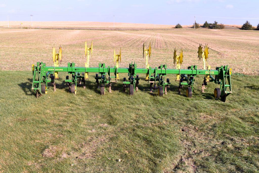 John Deere 825 Row Crop Cultivator, 6 Row 30", Stabilizer Disc, Rolling Shields, 3 Pt.,