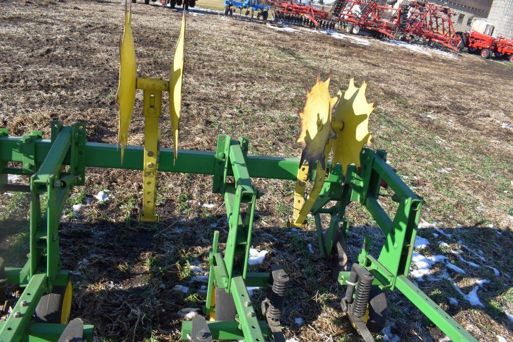 John Deere 825 Row Crop Cultivator, 6 Row 30", Stabilizer Disc, Rolling Shields, 3 Pt.,