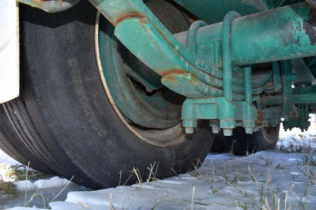 2010 Behnke 24 Ton Fertilizer Tender Semi