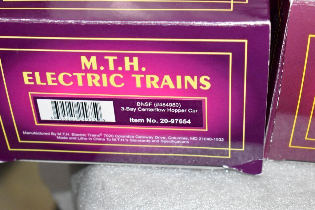 (6) MTH Electric Trains: Grain Hopper, Hopper Cars, Flat Car, Reefer Car