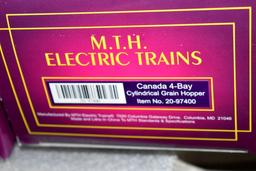 (6) MTH Electric Trains: Grain Hopper, Hopper Cars, Flat Car, Reefer Car