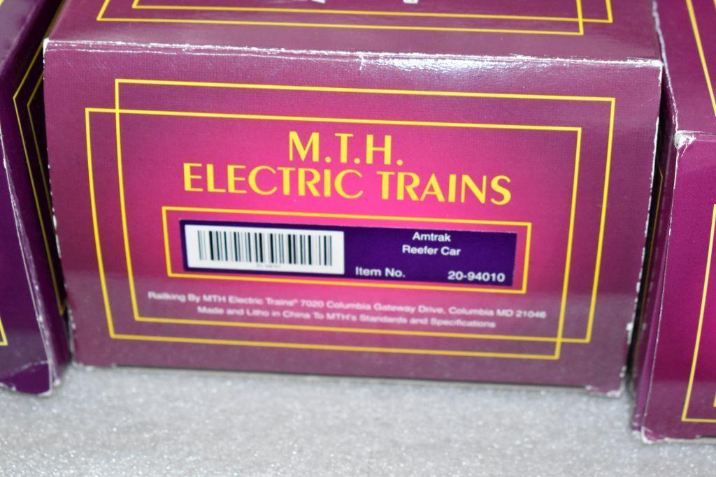 (6) MTH Electric Trains: Grain Hopper, Hopper Cars, Flat Car, Reefer Car