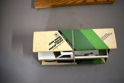 Ertl John Deere Dealer Pickup with Box, 1/16