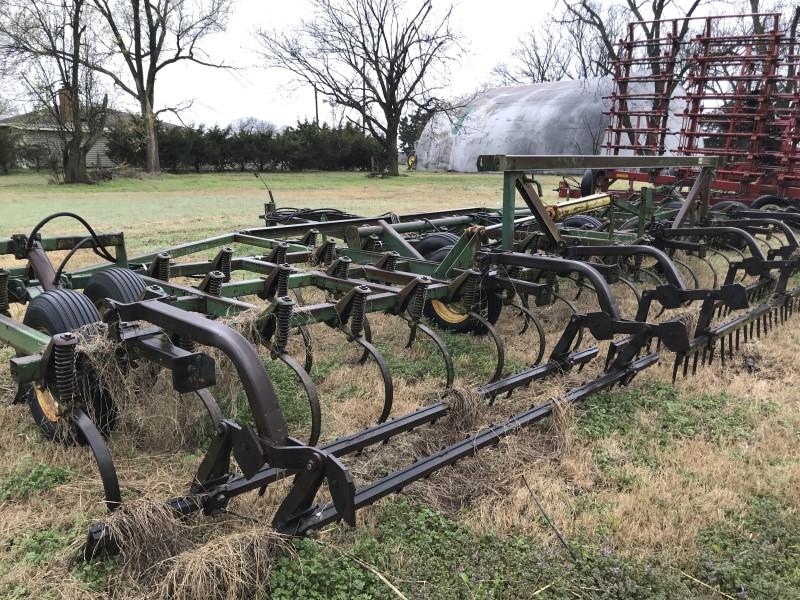 John Deere 1010 32' field cultivator