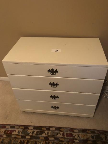 White dresser with 4 drawers