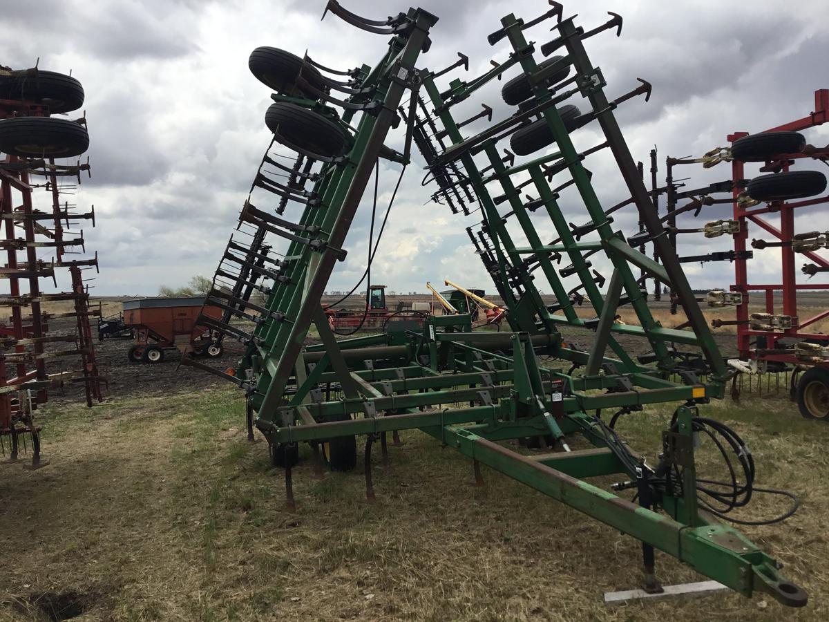 JD 980 field cultivator