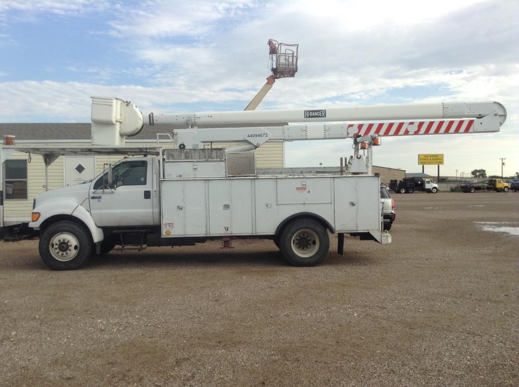 2002 Ford F-750 Single Cab Bucket/Service Truck