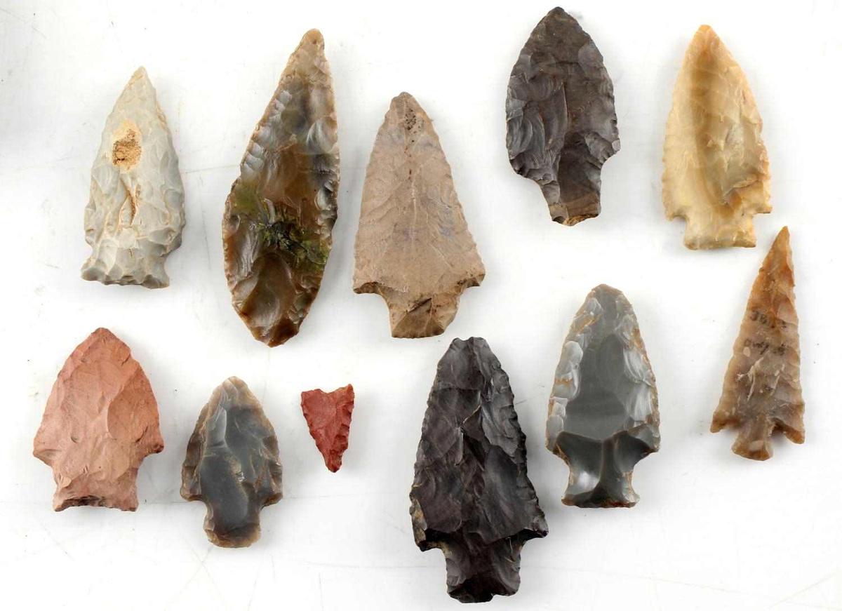 LOT OF 11 VARIOUS ARCHAIC STYLE ARROWHEADS