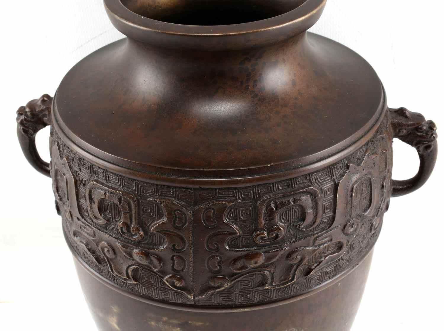 ANTIQUE CHINESE ASIAN BRONZE DECORATED URN VASE