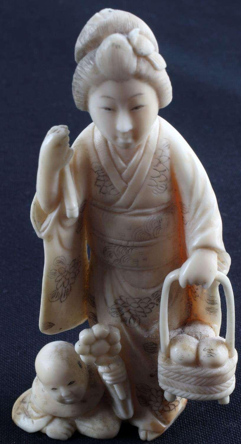 JAPANESE OKIMONO MEIJI PERIOD CARVED IVORY FIGURE