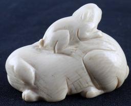 JAPANESE MEIJI PERIOD IVORY NETSUKE DOG FIGURE